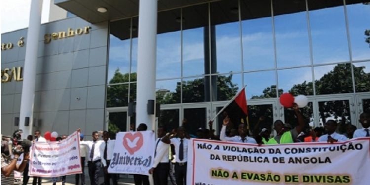 Dombele Bernardo | Edições Novembro © Fotografia por: Depois das denúncias apresentadas, os bispos da IURD realizaram uma manifestação