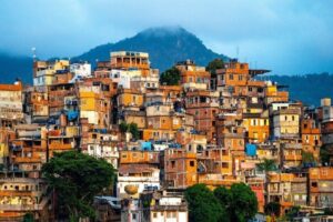 A Frente Parlamentar em Defesa das Favelas e Respeito à Cidadania de seus Moradores e seu Desenvolvimento Urbano será uma organização suprapartidária em prol das favelas e do desenvolvimento urbano | Foto: Freepik