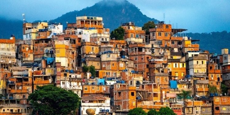 A Frente Parlamentar em Defesa das Favelas e Respeito à Cidadania de seus Moradores e seu Desenvolvimento Urbano será uma organização suprapartidária em prol das favelas e do desenvolvimento urbano | Foto: Freepik