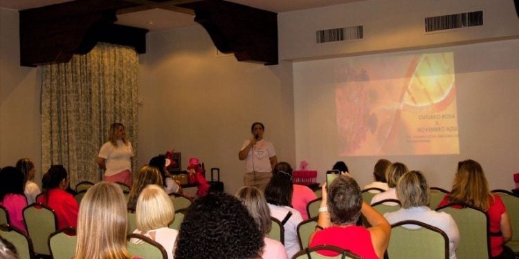 As palestrantes - radiologista Juliana Locks, psicóloga Camila Brusnicki, nutricionista Daiana Pepe.