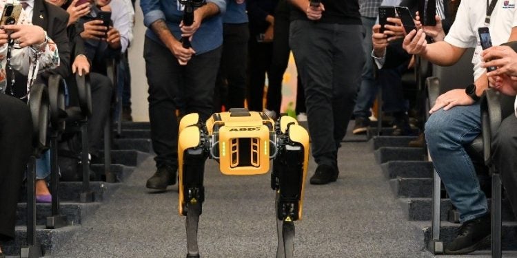 Exibido no evento, cão-robô será testado no laboratório recém-inaugurado.