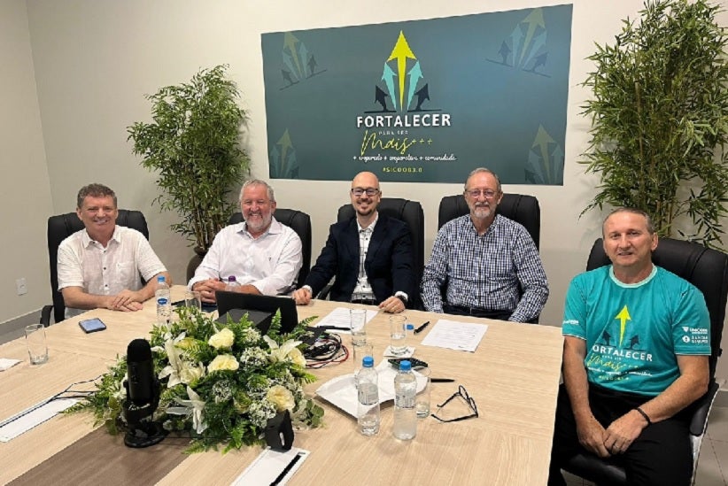 Roni Temp, Dirceu Tessaro, Dimas Bragagnolo, Walter Venson e Conderlei Lorenzetti, conselheiros e diretores, na reunião on-line do Sicoob Três Fronteiras – foto: Divulgação