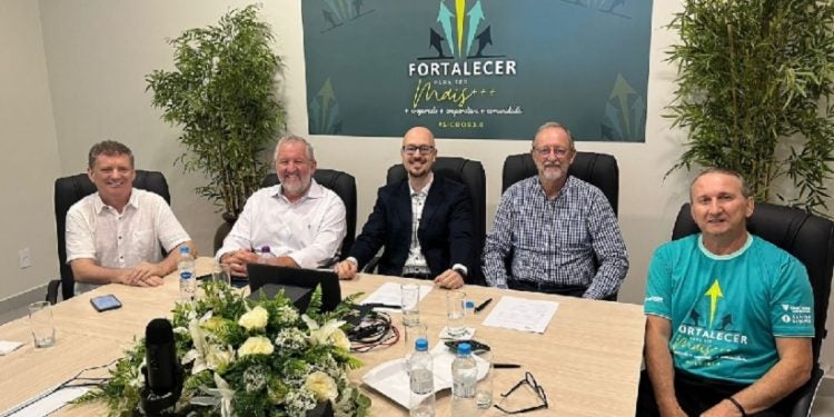 Roni Temp, Dirceu Tessaro, Dimas Bragagnolo, Walter Venson e Conderlei Lorenzetti, conselheiros e diretores, na reunião on-line do Sicoob Três Fronteiras – foto: Divulgação