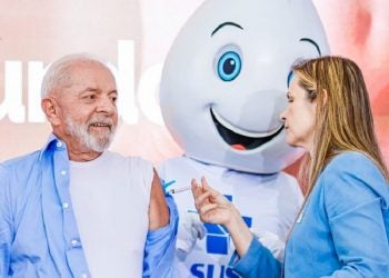 O presidente Lula recebeu o imunizante contra a gripe, na manhã desta segunda-feira, 8 de abril, no Palácio do Planalto - Foto: Ricardo Stuckert/PR