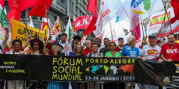 Participantes do Fórum Social Mundial realizam marcha no centro de Porto Alegre em 2023 – Foto: Tânia Rego/Agência Brasil