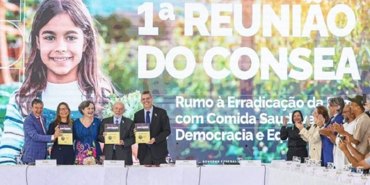 O ministro Wellington Dias (Desenvolvimento e Assistência Social), a primeira-dama Janja, a secretária de Segurança Alimentar, Lilian Rahal, o presidente Lula e o ministro Márcio Macêdo (Secretaria-Geral da Presidência), durante a Reunião do Consea - Foto