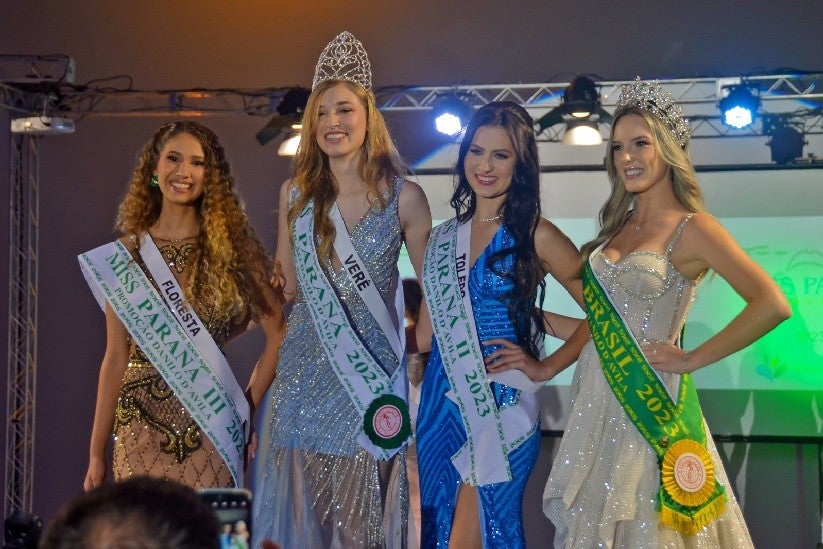 A Miss Paraná Globo 2023, Ana Julia Garbossa, com Ananda Miorando, Beatriz Vieira e a Miss Brasil, Laura Catuzzo