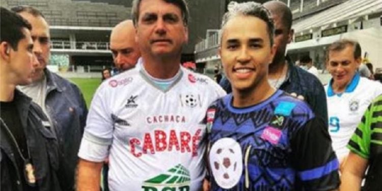 Jair Bolsonaro posou para foto com um empresário acusado de elo com PCC REPRODUÇÃO