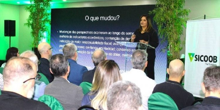Jornalista e comentarista especializada em economia, Denise de Toledo fez palestra exclusiva a cooperados do Sicoob Três Fronteiras – foto: Divulgação
