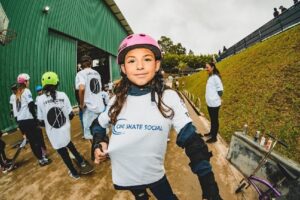 Crianças e adolescentes praticam skate e se divertem no projeto social mantido pela família de Luigi Cini; Atleta recebe homenagem amanhã (dia 26), em Curitiba - Foto: ONG Cini Skate Social - Crédito de Firma AVI