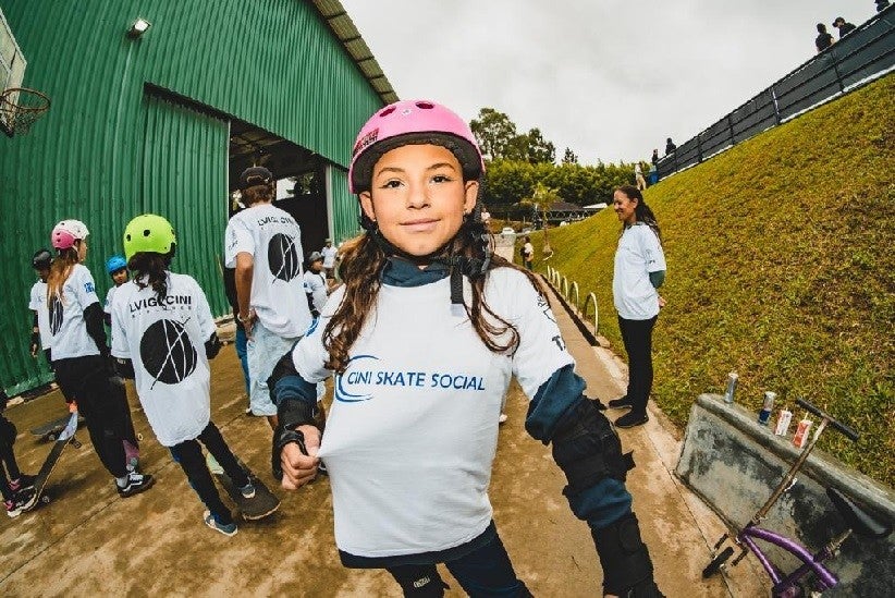 Crianças e adolescentes praticam skate e se divertem no projeto social mantido pela família de Luigi Cini; Atleta recebe homenagem amanhã (dia 26), em Curitiba - Foto: ONG Cini Skate Social - Crédito de Firma AVI