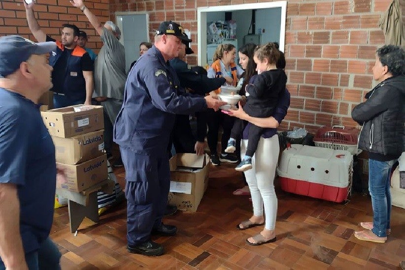 Militares da Marinha ajudam na distribuição de ajuda à população atingida por enchentes no Rio Grande do Sul. Foto: Marinha do Brasil/Rio Grande do Sul