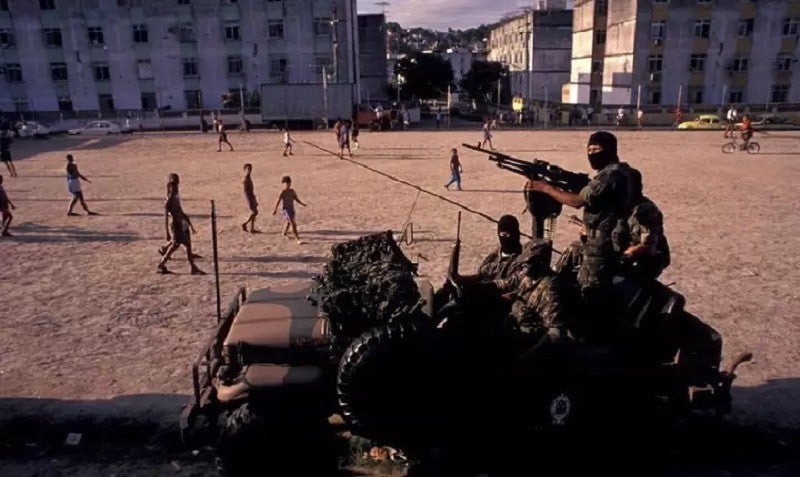 Soldiers in front of a football field | Ricardo Funari//BrazilPhotos/Alamy Stock Photo