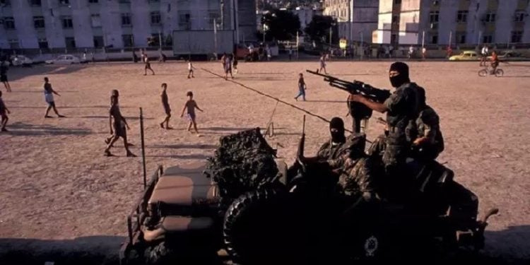 Soldiers in front of a football field | Ricardo Funari//BrazilPhotos/Alamy Stock Photo