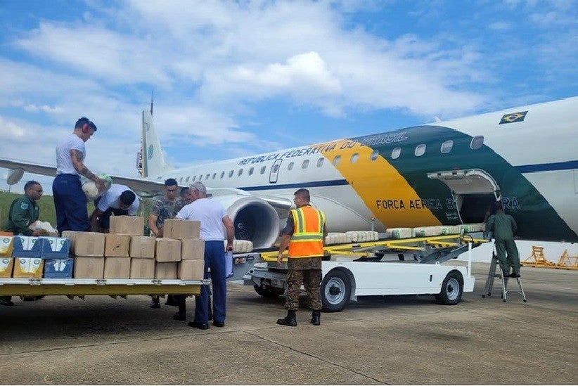 Aeronave presidencial sendo carregada com os kits de ajuda humanitária para serem levados a Gaza. Foto: GOV BR / FAB
