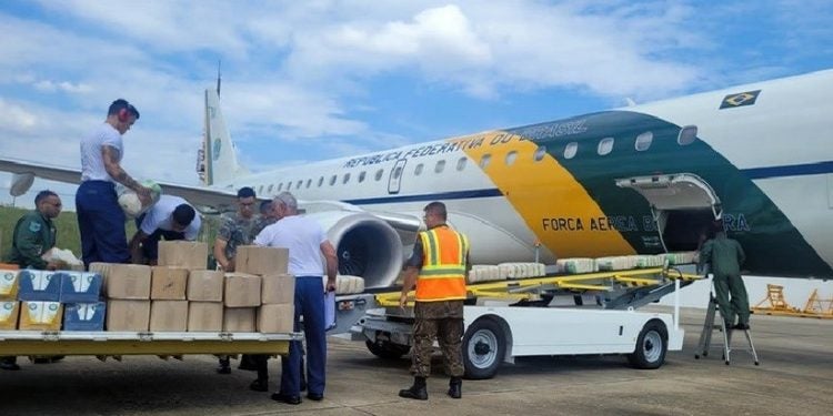 Aeronave presidencial sendo carregada com os kits de ajuda humanitária para serem levados a Gaza. Foto: GOV BR / FAB