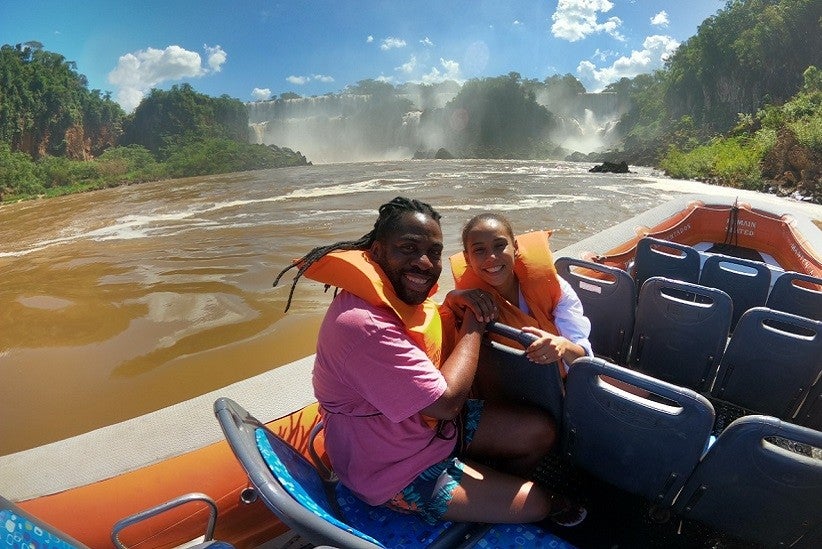 Taís Araújo e Lázaro Ramos mergulharam várias vezes nas grandes quedas das Cataratas do Iguaçu. - Crédito fotográfico: Macuco Safari