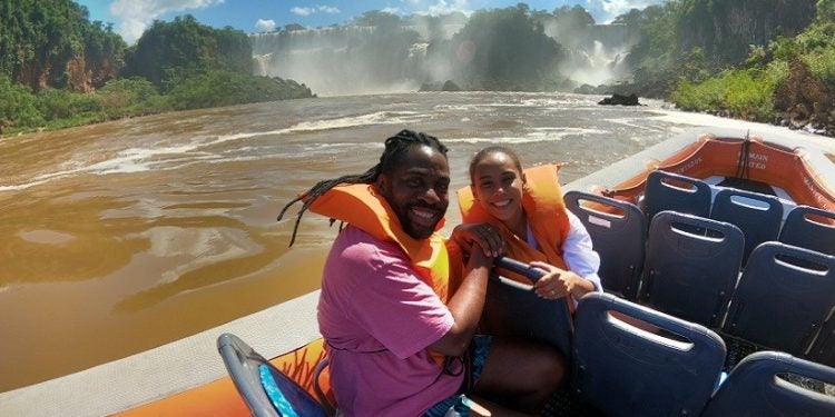 Taís Araújo e Lázaro Ramos mergulharam várias vezes nas grandes quedas das Cataratas do Iguaçu. - Crédito fotográfico: Macuco Safari