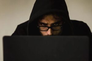 Fraudador em busca de dados - Foto de Sora Shimazaki/Pexels