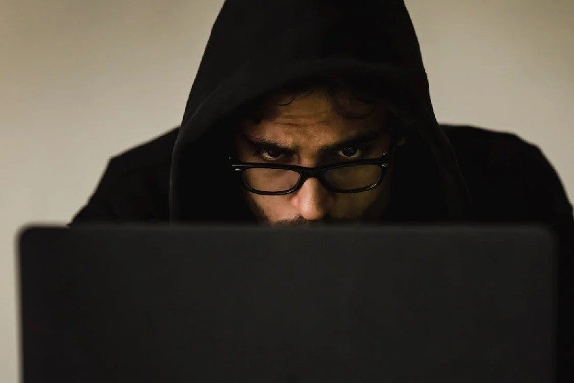 Fraudador em busca de dados - Foto de Sora Shimazaki/Pexels