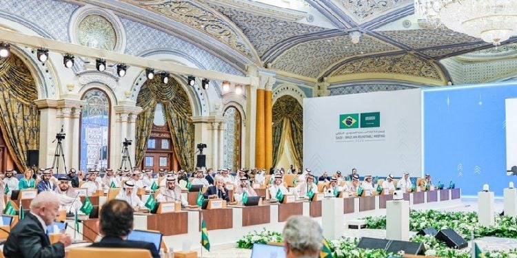 O presidente Lula se dirige a um público de dirigentes e empresários brasileiros e sauditas em Riade. Foto: Ricardo Stuckert / PR