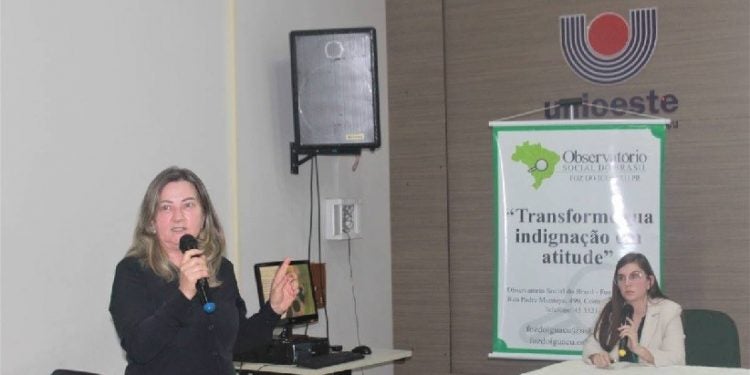 Leonor Venson e Rafaela Buono durante a apresentação na Unioeste/Foz - foto: Divulgação
