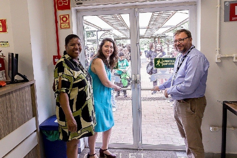 A pró-reitora Maria Geusina da Silva, a reitora Diana Araujo Pereira e o vice-reitor Rodne Lima abrem oficialmente o RU da UNILA