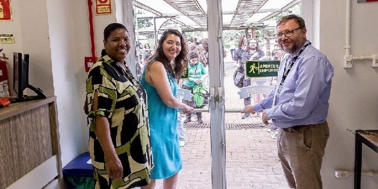 A pró-reitora Maria Geusina da Silva, a reitora Diana Araujo Pereira e o vice-reitor Rodne Lima abrem oficialmente o RU da UNILA