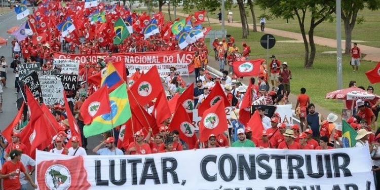 Brasília - Trabalhadores sem terra, que participam do 6º Congresso Nacional do MST, fazem manifestação em favor da reforma agrária, na Esplanada dos Ministérios (Fabio Rodrigues Pozzebom/Agência Brasil)