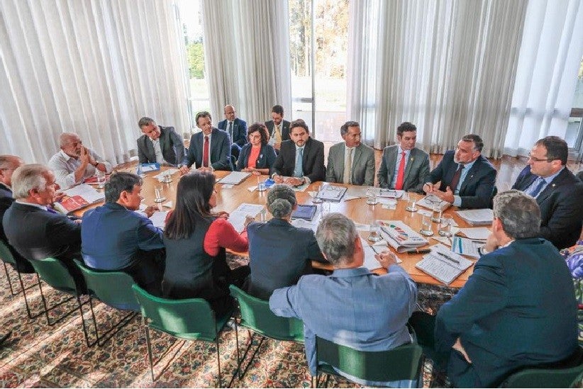 Presidente Lula e ministros em reunião no Palácio da Alvorada, nesta terça-feira (12), para tratar das ações para recuperação da região do Vale do Taquari - Foto: Ricardo Stuckert/PR