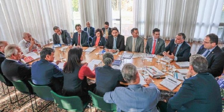 Presidente Lula e ministros em reunião no Palácio da Alvorada, nesta terça-feira (12), para tratar das ações para recuperação da região do Vale do Taquari - Foto: Ricardo Stuckert/PR