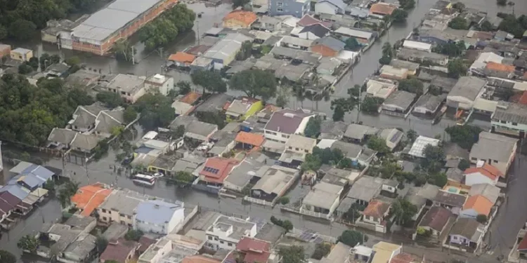 Municípios gaúchos afetados pelas fortes enchentes precisam seguir o passo a passo e cadastrar os moradores para que eles possam receber o Auxílio Reconstrução (Foto: Ricardo Stuckert/ Secom-PR)