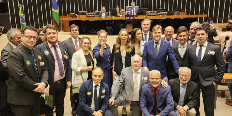 Comitiva de Foz do Iguaçu participou da mobilização feita na Câmara dos Deputados, liderada pela ABIH PR – Regional Oeste, Visit Iguassu e Sindhotéis Foz – foto divulgação