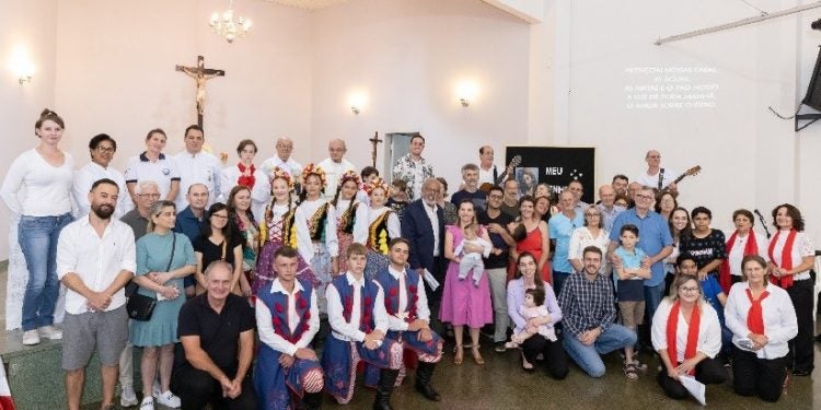 Participantes da missa em memória ao naturalista polonês Tadeusz Chrostowski. (Foto Kiko Sierich)