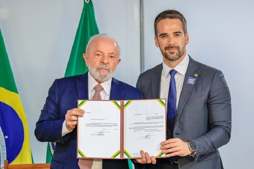 Presidente Lula e o governador Eduardo Leite com a MP que agiliza o crédito para a retomada de atividades econômicas no Rio Grande do Sul. Foto: Ricardo Stuckert / PR