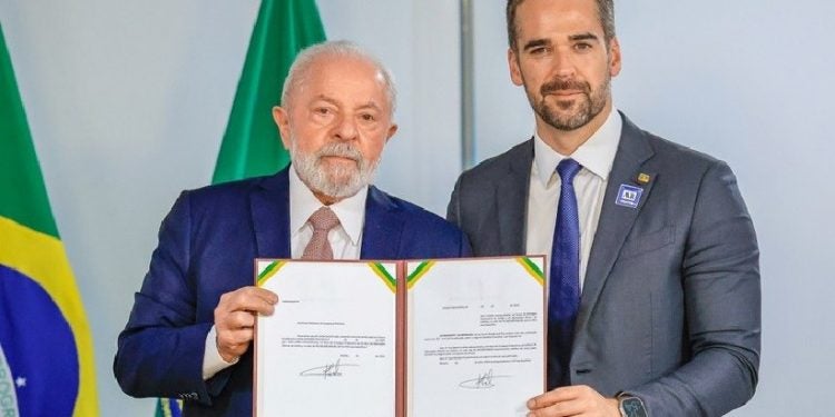 Presidente Lula e o governador Eduardo Leite com a MP que agiliza o crédito para a retomada de atividades econômicas no Rio Grande do Sul. Foto: Ricardo Stuckert / PR