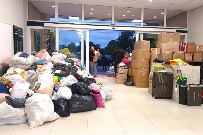 São alimentos não perecíveis, água, itens de higiene e limpeza, além de roupas de frio – foto: Divulgação