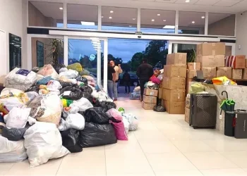 São alimentos não perecíveis, água, itens de higiene e limpeza, além de roupas de frio – foto: Divulgação