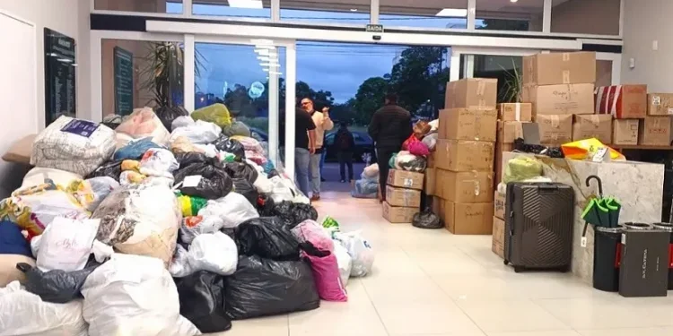 São alimentos não perecíveis, água, itens de higiene e limpeza, além de roupas de frio – foto: Divulgação