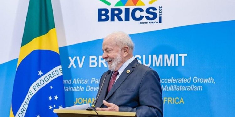 O presidente conversou com jornalistas antes de deixar a África do Sul rumo a Angola, onde cumpre agenda de dois dias - Foto: Ricardo Stuckert