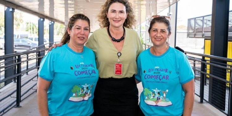 Silvana Vitorassi, assistente da Diretoria Geral Brasileira, com a diretora da escola, Alessandra Kussen (dir.) e a pedagoga Magali Espinosa (esq.). Foto: Sara Cheida