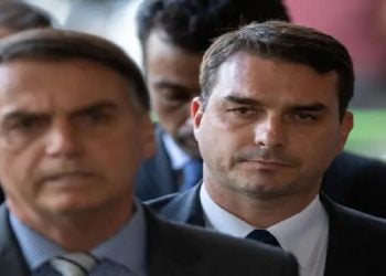Flávio Bolsonaro é o filho mais velho do presidente Jair e teria sido avisado da operação por 1 delegado simpatizante da candidatura do pai ao Planalto - Foto: Sérgio Lima/ Poder360