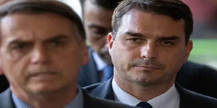Flávio Bolsonaro é o filho mais velho do presidente Jair e teria sido avisado da operação por 1 delegado simpatizante da candidatura do pai ao Planalto - Foto: Sérgio Lima/ Poder360
