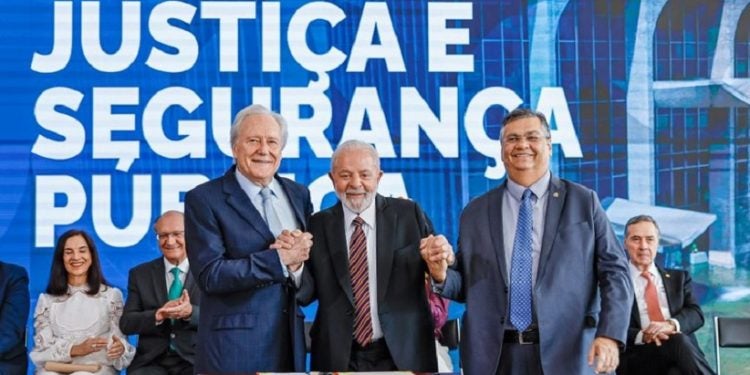 O presidente Lula com o novo ministro da Justiça e Segurança Pública, Ricardo Lewandowski, e o ex-ministro da pasta, Flávio Dino - Foto: Ricardo Stuckert / PR