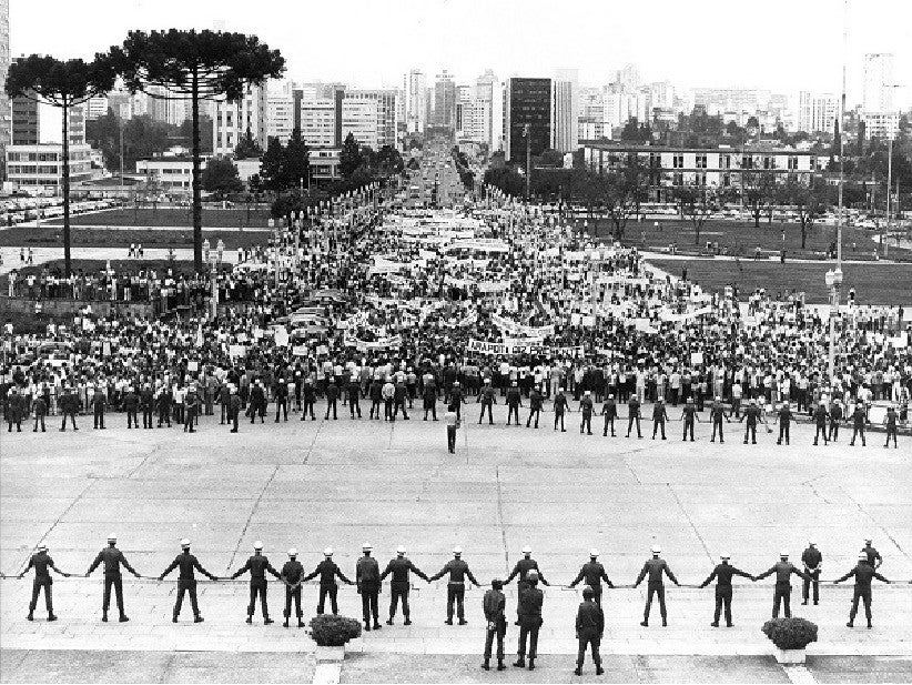 Centenas de educadores e seus familiares ficaram feridos com a repressão no Centro Cívivo, em 30 de agosto de 1988 – Foto: Acervo APP/Sindicato
