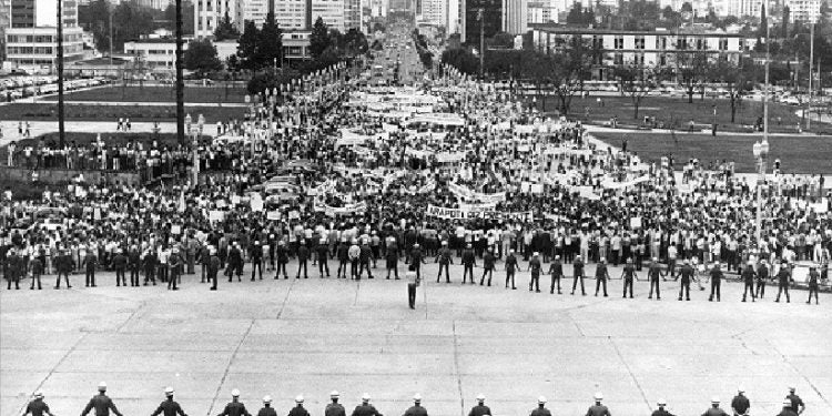 Centenas de educadores e seus familiares ficaram feridos com a repressão no Centro Cívivo, em 30 de agosto de 1988 – Foto: Acervo APP/Sindicato