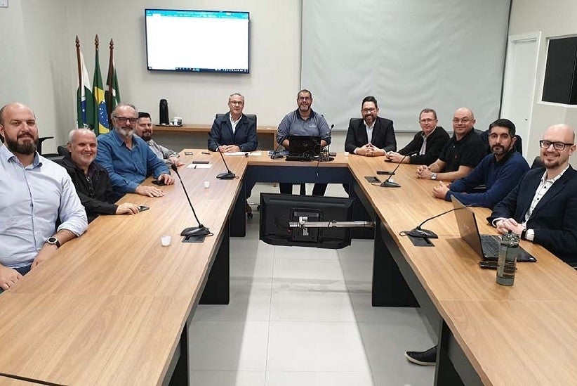 Representantes do mercado imobiliário e agentes públicos de Foz do Iguaçu reunidos no dia 27 - Foto Divulgação