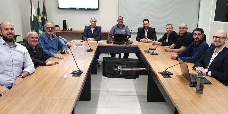 Representantes do mercado imobiliário e agentes públicos de Foz do Iguaçu reunidos no dia 27 - Foto Divulgação