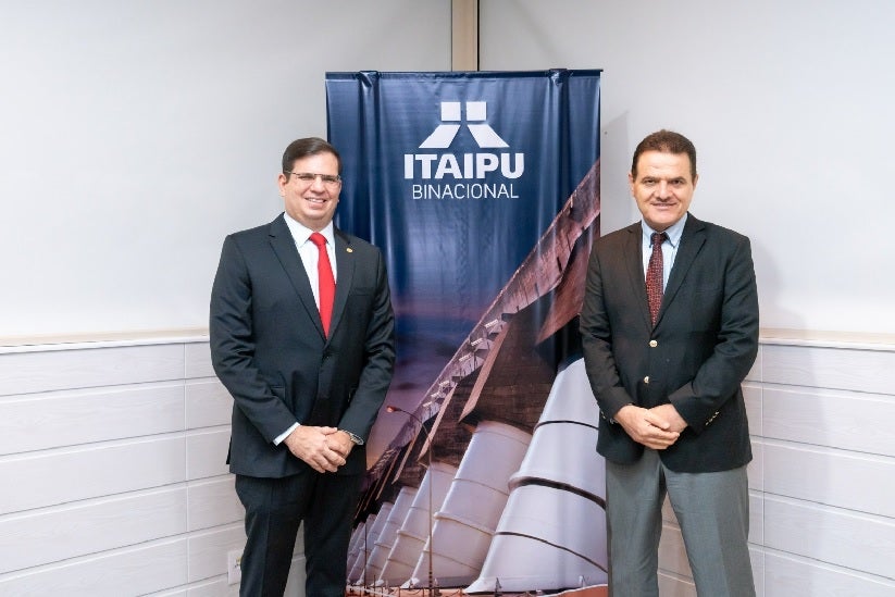 Troca de presentes entre o diretor Pepitone e o embaixador: Fotos: Sara Cheida/Itaipu Binacional.