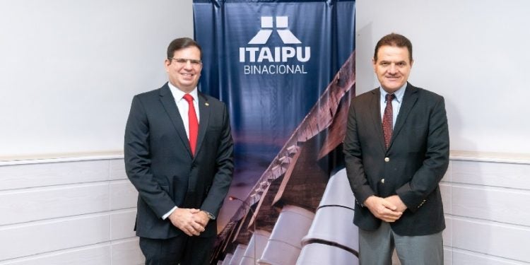 Troca de presentes entre o diretor Pepitone e o embaixador: Fotos: Sara Cheida/Itaipu Binacional.